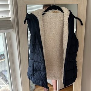 Hollister Puffy Navy Vest super soft inside, zip up